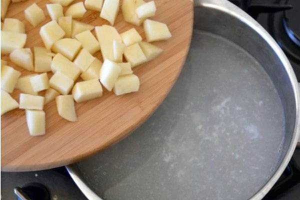 Сливочный суп с грибами, курицей и плавленым сыром