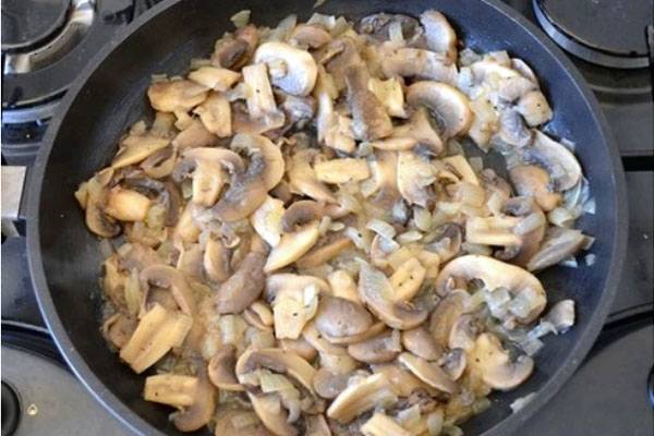 Сливочный суп с грибами, курицей и плавленым сыром