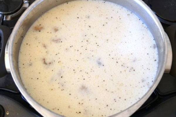 Сливочный суп с грибами, курицей и плавленым сыром