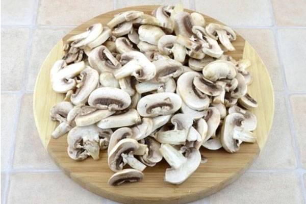 Сливочный суп с грибами, курицей и плавленым сыром