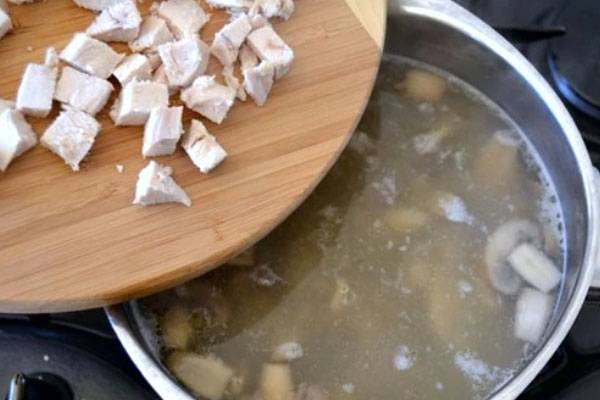 Сливочный суп с грибами, курицей и плавленым сыром