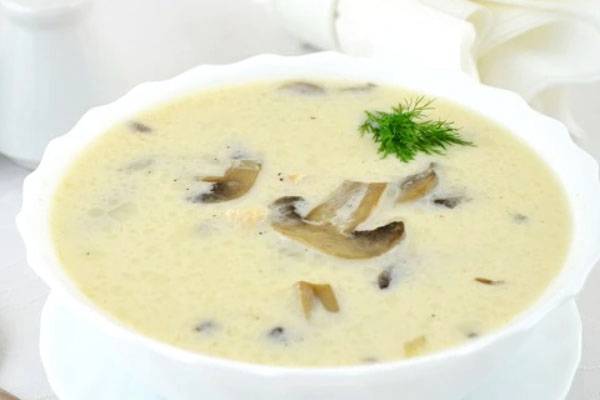 Сливочный суп с грибами, курицей и плавленым сыром