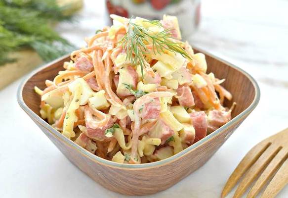Салат «Валерия» с крабовыми палочками и корейской морковкой