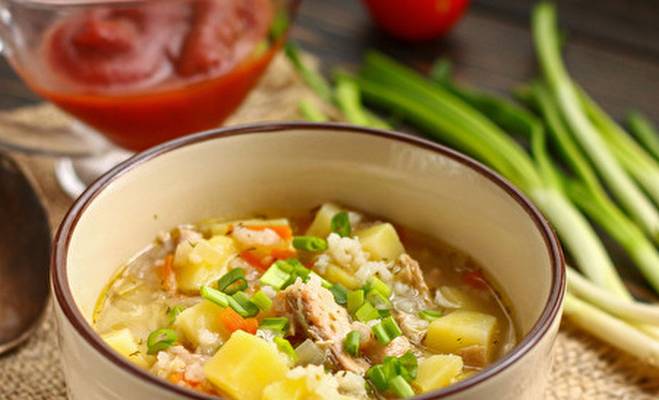 Суп из консервированной горбуши с картошкой и рисом