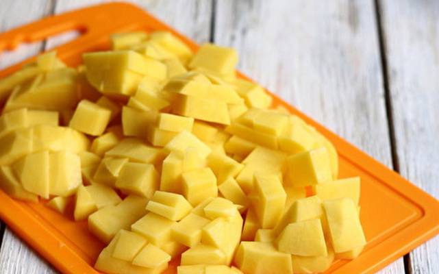 Суп из консервированной горбуши с картошкой и рисом