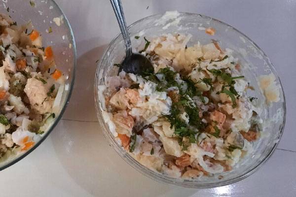 Салат из отварной рыбы с картофелем и солеными огурцами
