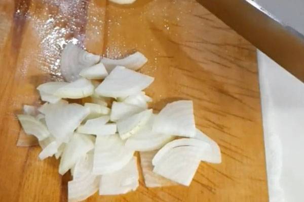 Салат из отварной рыбы с картофелем и солеными огурцами