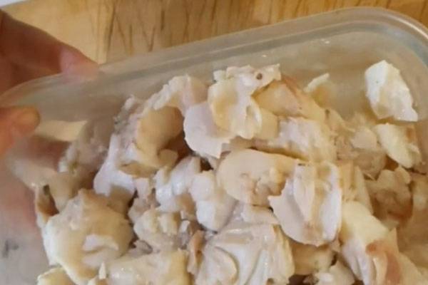 Салат из отварной рыбы с картофелем и солеными огурцами