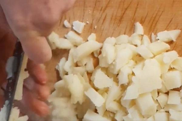 Салат из отварной рыбы с картофелем и солеными огурцами