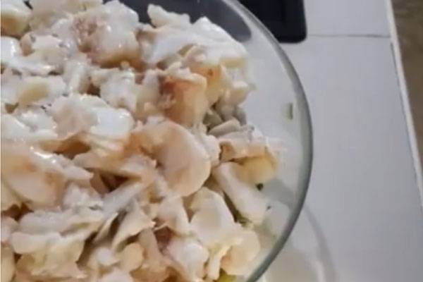 Салат из отварной рыбы с картофелем и солеными огурцами