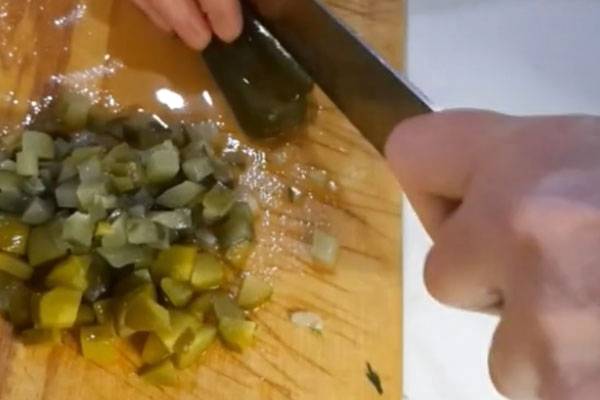 Салат из отварной рыбы с картофелем и солеными огурцами