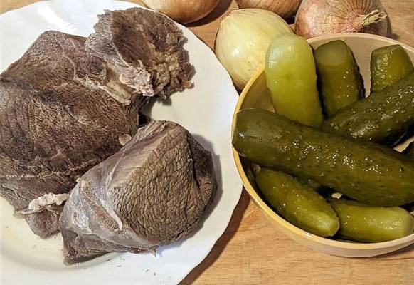 Салат из отварной говядины с солеными огурцами