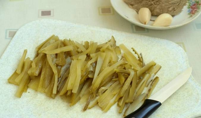 Салат из отварной говядины с солеными огурцами