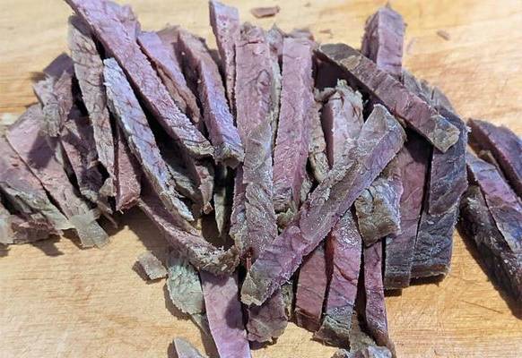 Салат из отварной говядины с солеными огурцами