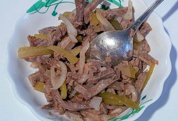 Салат из отварной говядины с солеными огурцами