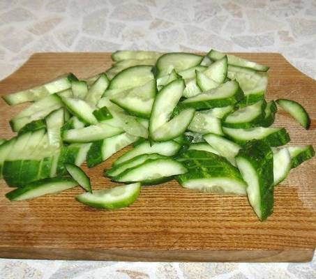 Салат из огурцов и авокадо с яйцом