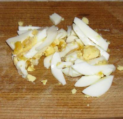 Салат из огурцов и авокадо с яйцом
