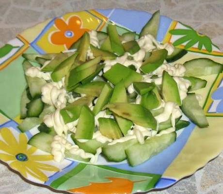 Салат из огурцов и авокадо с яйцом