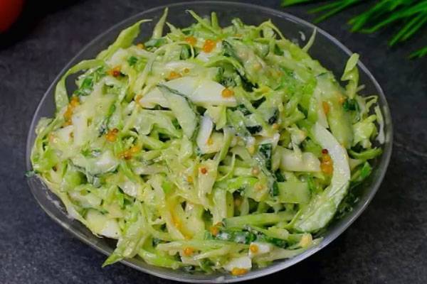 Салат из молодой капусты с огурцом и яйцом