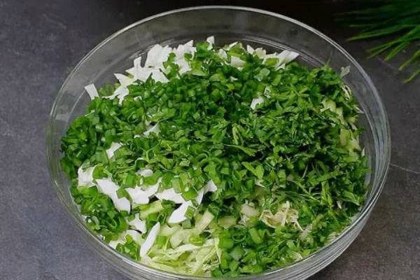 Салат из молодой капусты с огурцом и яйцом Салат из молодой капусты с огурцом и яйцом