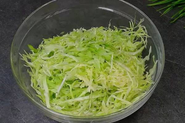 Салат из молодой капусты с огурцом и яйцом Салат из молодой капусты с огурцом и яйцом