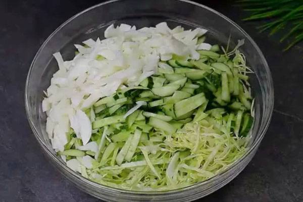 Салат из молодой капусты с огурцом и яйцом Салат из молодой капусты с огурцом и яйцом