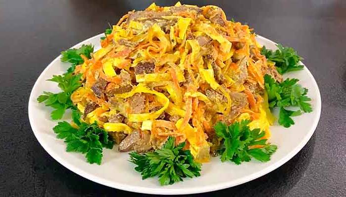 Салат из куриной печени с соленым огурцом, морковью, обжаренным луком и яйцом