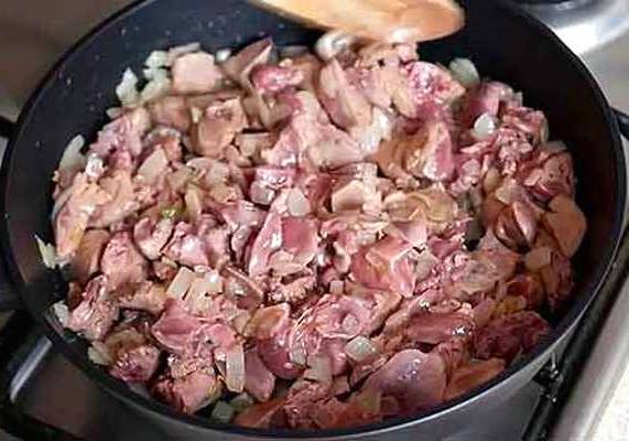 Салат из куриной печени с соленым огурцом, морковью, обжаренным луком и яйцом