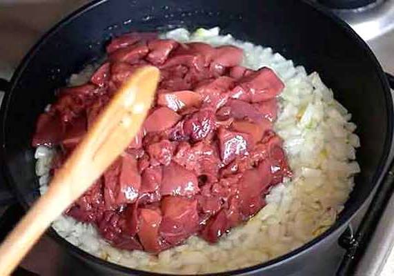 Салат из куриной печени с соленым огурцом, морковью, обжаренным луком и яйцом