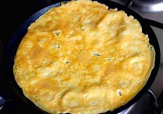 Салат из куриной печени с соленым огурцом, морковью, обжаренным луком и яйцом