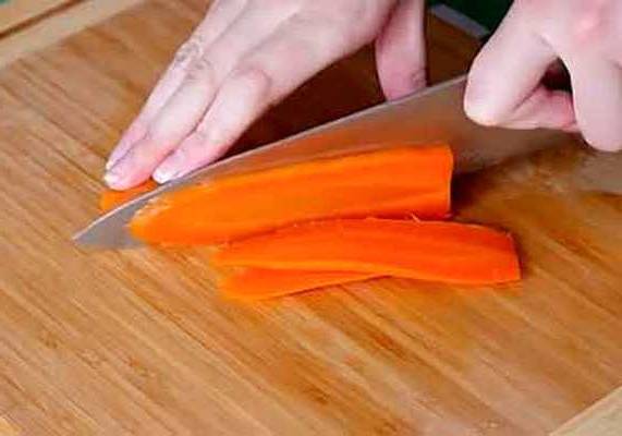 Салат из куриной печени с соленым огурцом, морковью, обжаренным луком и яйцом