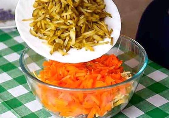 Салат из куриной печени с соленым огурцом, морковью, обжаренным луком и яйцом