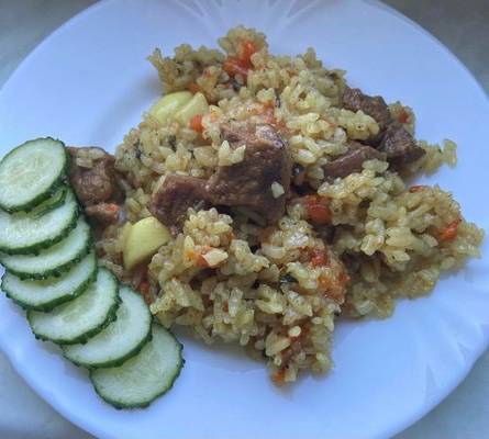 Рисовая каша с мясом в кастрюле