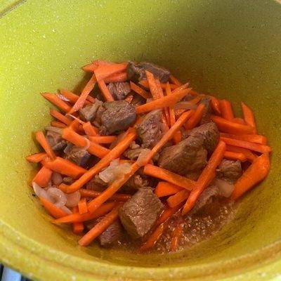 Рисовая каша с мясом в кастрюле