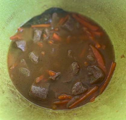 Рисовая каша с мясом в кастрюле