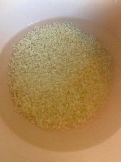Рисовая каша с мясом в кастрюле