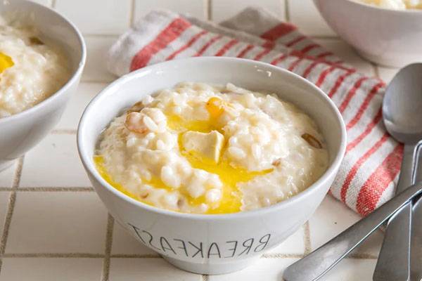 Рисовая каша с изюмом на молоке