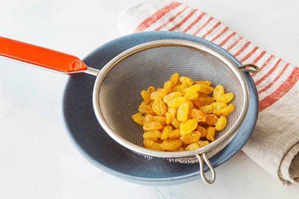Рисовая каша с изюмом на молоке