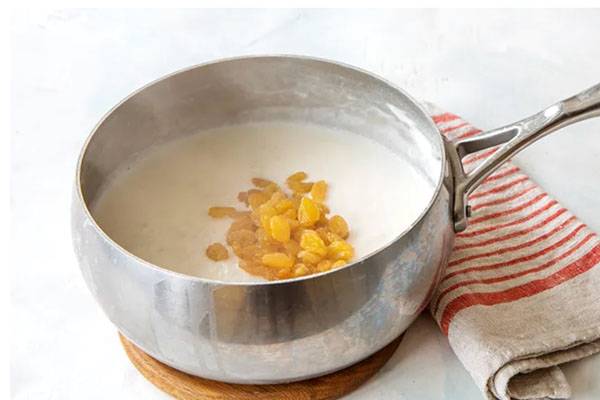 Рисовая каша с изюмом на молоке