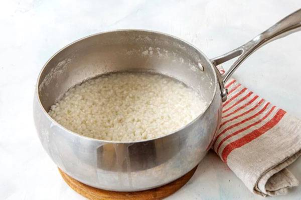 Рисовая каша с изюмом на молоке