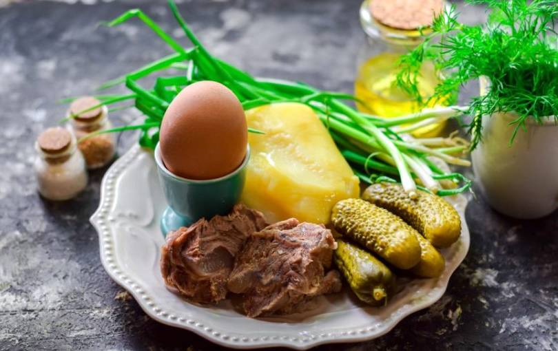 Салат из отварной говядины с солеными огурцами и картофелем