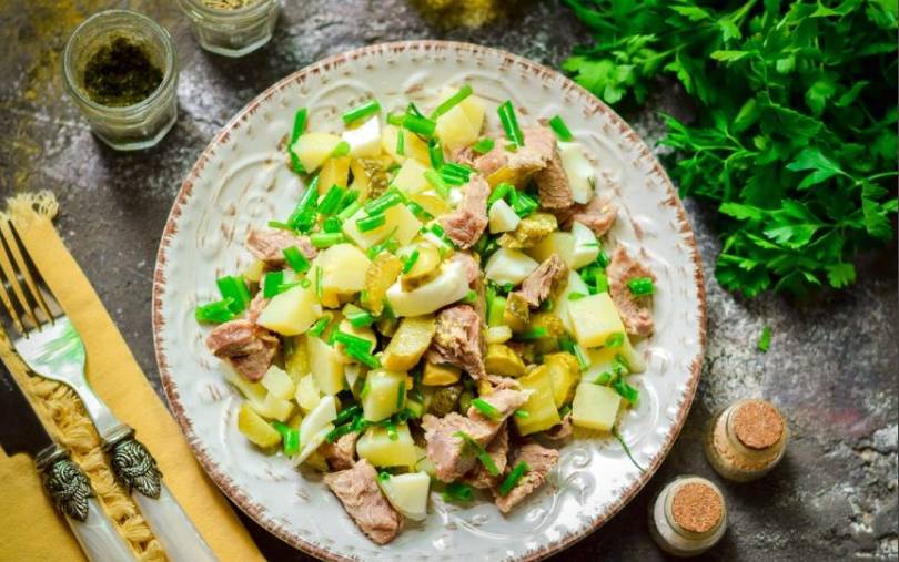 Салат из отварной говядины с солеными огурцами и картофелем