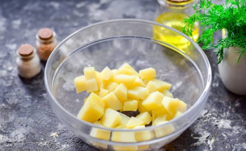 Салат из отварной говядины с солеными огурцами и картофелем