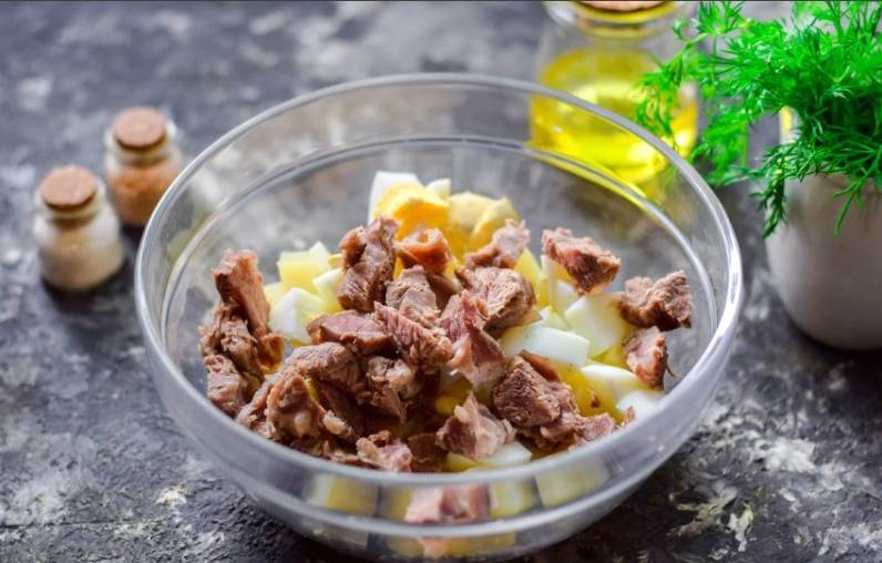 Салат из отварной говядины с солеными огурцами и картофелем
