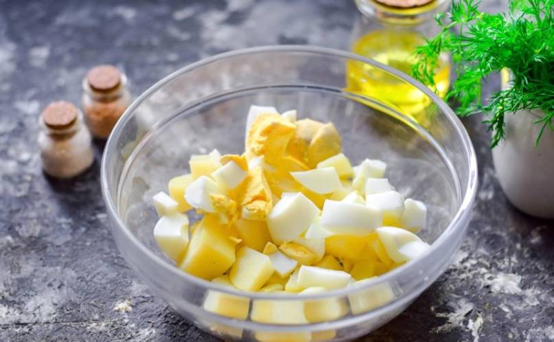 Салат из отварной говядины с солеными огурцами и картофелем