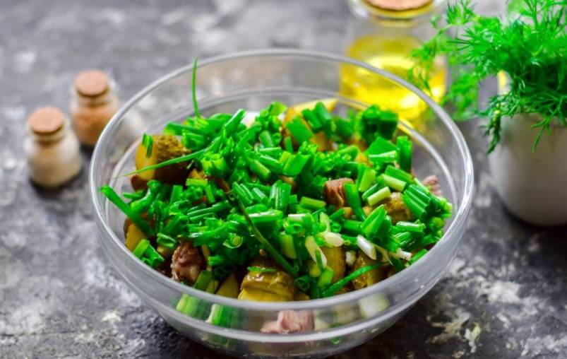 Салат из отварной говядины с солеными огурцами и картофелем