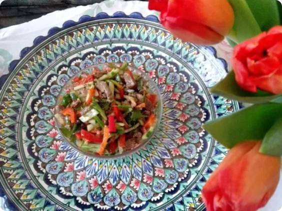 Салат из отварной говядины с болгарским перцем и свежими огурцами