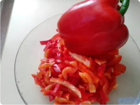 Салат из отварной говядины с болгарским перцем и свежими огурцами