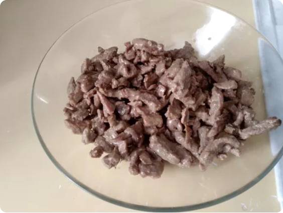 Салат из отварной говядины с болгарским перцем и свежими огурцами