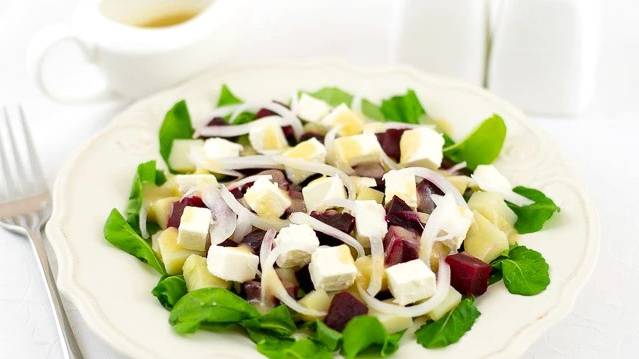 Салат из запеченной свеклы и брынзы